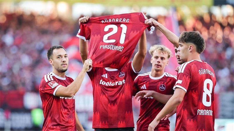 Titz unter Druck: Hannover 96 verliert auch in Nürnberg Besonderer Torjubel: Nach dem 1:0 halten Nürnbergs Profis das Trikot des fehlenden Kollegen Ioannis Masouras in die Höhe.