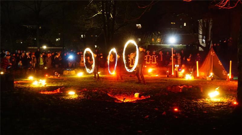 Besonderes Highlight: Zwischen historischen Klostermauern zeigen die Feuerkünstler ihre Show in Harsefeld.