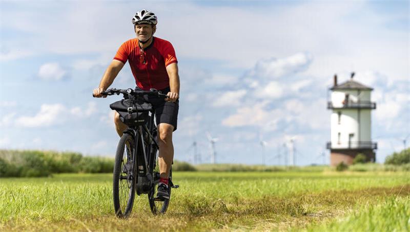 Besonders Radfahrer fahren auf Kehdingens Weite ab, wie hier beim Baljer Leuchtturm.