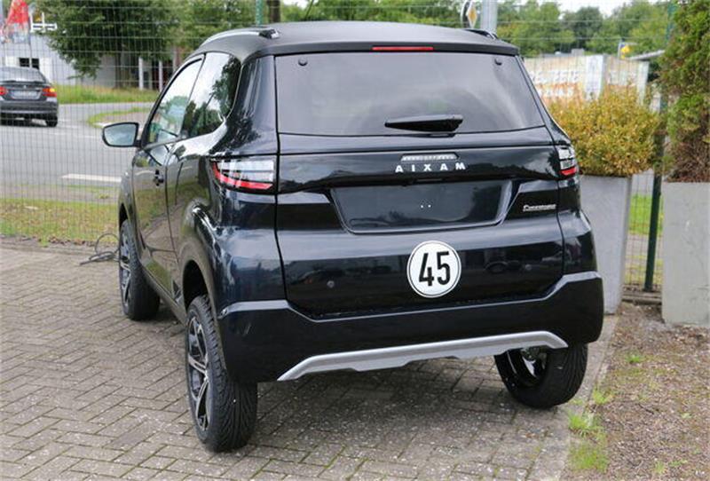 Nach tödlichem Unfall auf B495: So gefährlich sind Mopedautos Besonders auf Landstraßen und im Dunkeln kann es mit einer Höchstgeschwindigkeit von 45 km/h gefährlich werden.