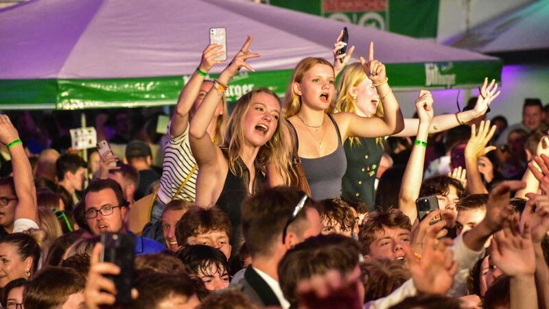 Besonders das junge Partyvolk zog es nach Steinkirchen.