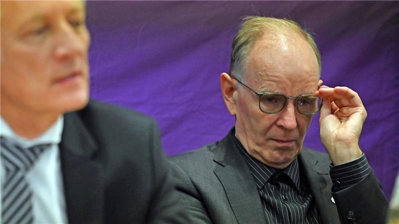 Besonders die Aufarbeitung sexualisierter Gewalt beschäftigt bei der Landessynode Präsident Matthias Kannengießer (links) und Landesbischof Ralf Meister (rechts) ‒ aber auch absehbare finanzielle Herausforderungen.