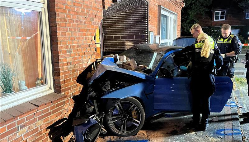 Besonders die Beifahrerseite des blauen BMW M4 wurde bei dem Unfall im September 2023 beschädigt.