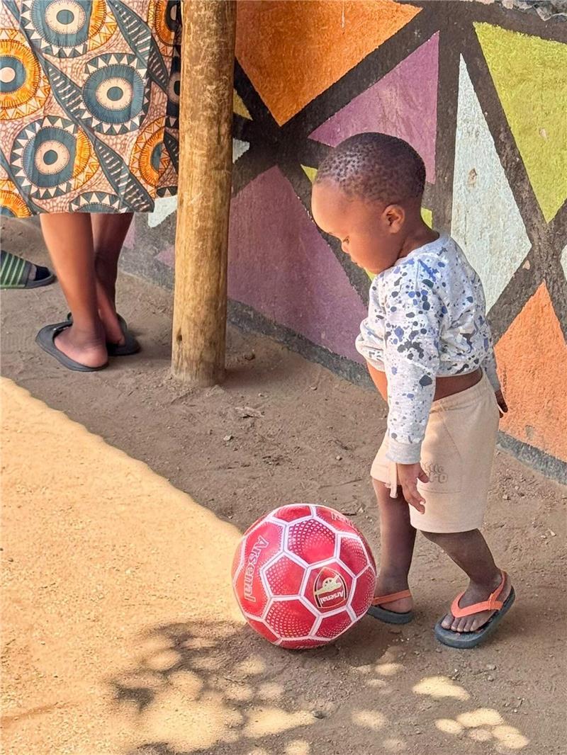 Besonders die Fußbälle, die Familie Viebrock aus Harsefeld mitbrachte, kamen in Südafrika gut an.