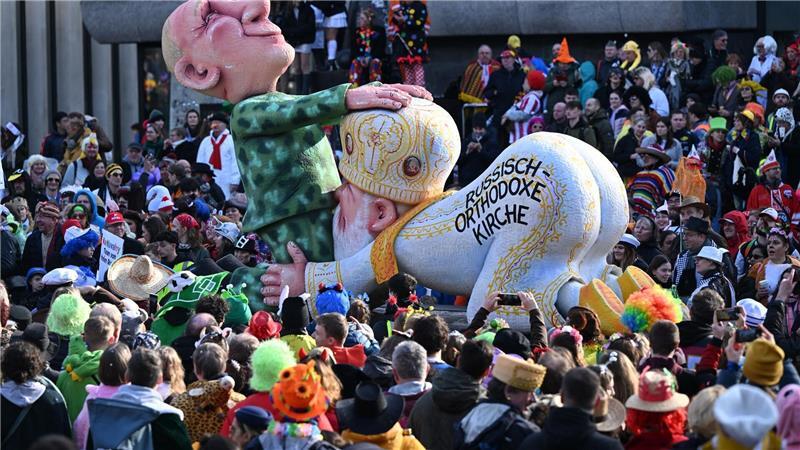 Besonders ein zwischen Kremlchef Wladimir Putin und Patriarch Kirill als Karikatur dargestellter Oralverkehr ist Gegenstand des umstrittenen Gerichtsverfahrens gegen den Karnevalisten Jacques Tilly. (Archivbild)