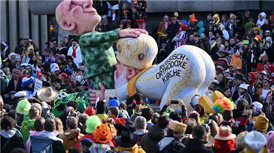 Besonders ein zwischen Kremlchef Wladimir Putin und Patriarch Kirill als Karikatur dargestellter Oralverkehr ist Gegenstand des umstrittenen Gerichtsverfahrens gegen den Karnevalisten Jacques Tilly. (Archivbild)