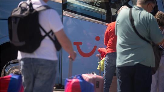 Besonders gefragt sind bei Tui in diesem Sommer Reiseziele wie Spanien einschließlich der Balearen und Kanaren. (Archivbild)