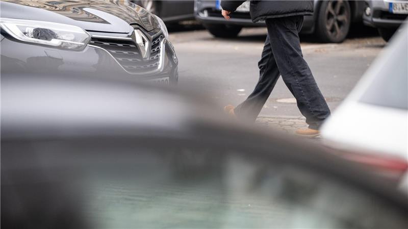 Besonders in Metropolen gingen die Menschen zuletzt häufiger zu Fuß und ließen das Auto öfter stehen. (Symbolbild)