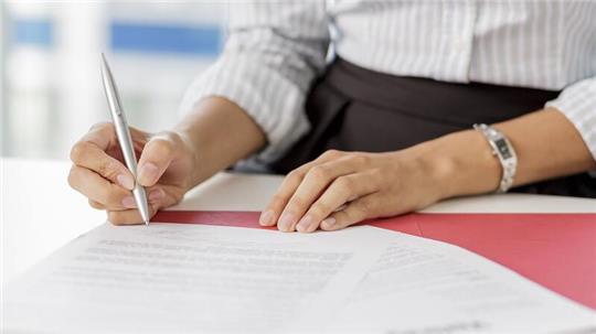 Besonders neue Mitarbeiter sind von befristeten Arbeitsverträgen betroffen. Allein 2021 waren rund 60 Prozent der Neueinstellungen im öffentlichen Dienst befristet. (Symbolbild)
