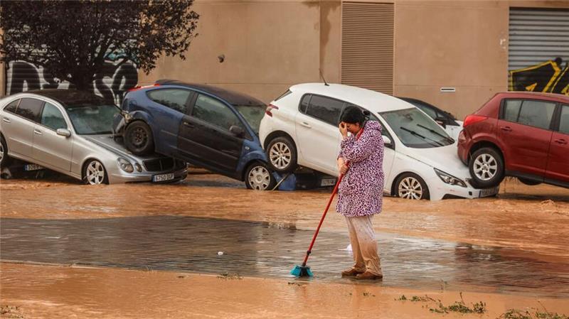 „Spanien weint“: Fast 100 Tote bei „Jahrhundert-Unwetter“ Besonders schlimm ist die Lage in der auch bei Urlaubern sehr beliebten Region Valencia, aber auch andere Mittelmeer-Anrainer-Regionen wie Andalusien und Murcia sind schwer betroffen.