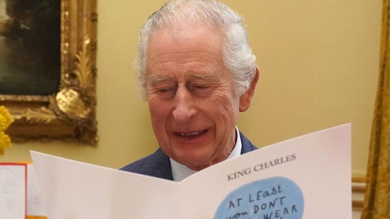 Krebskranker König Charles schmunzelt über Genesungswünsche Besonders schmunzeln musste der König über eine Karte, auf der ein Hund sagt: „Wenigstens musst Du keinen Kegel tragen.“