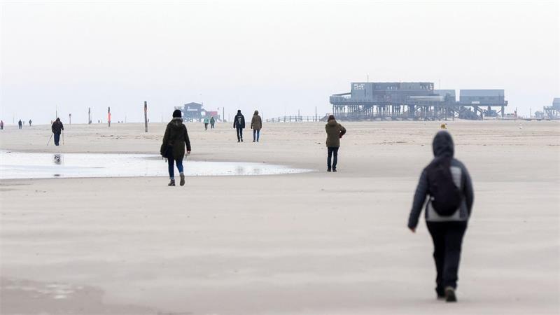 Herbststurm verletzt Menschen und behindert den Bahnverkehr Besonders starker Wind wird an der Nordsee erwartet.