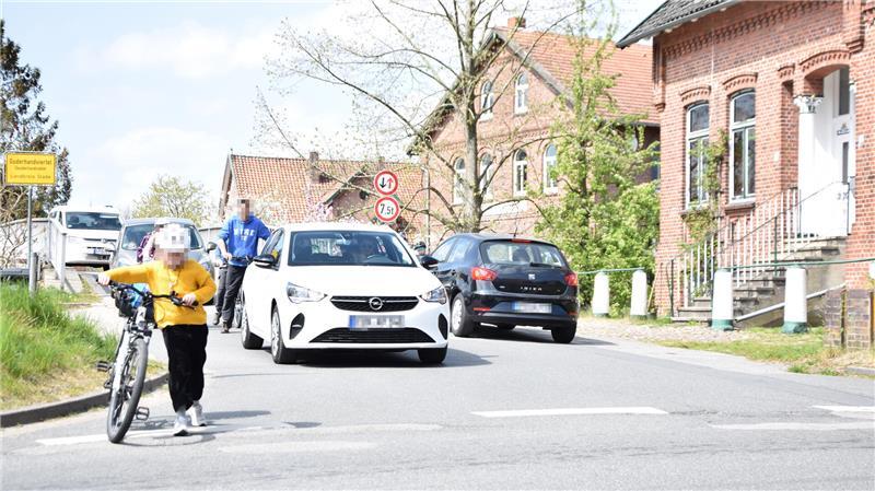 Gefahrenstelle K36: Wie Neuenkirchen Kinder besser schützen will Besonders zu Schulbeginn und -ende herrscht an der Brücke zwischen Neuenkirchen und Guderhandviertel viel Verkehr (Archivbild).