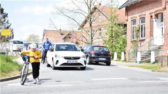 Besonders zu Schulbeginn und -ende herrscht an der Brücke zwischen Neuenkirchen und Guderhandviertel viel Verkehr (Archivbild).