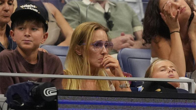 Erbrechen und Tränen: Das US-Open-Drama für Djokovic Besorgt verfolgen Djokovic‘ Ehefrau Jelena und die gemeinsamen Kinder das Spiel.