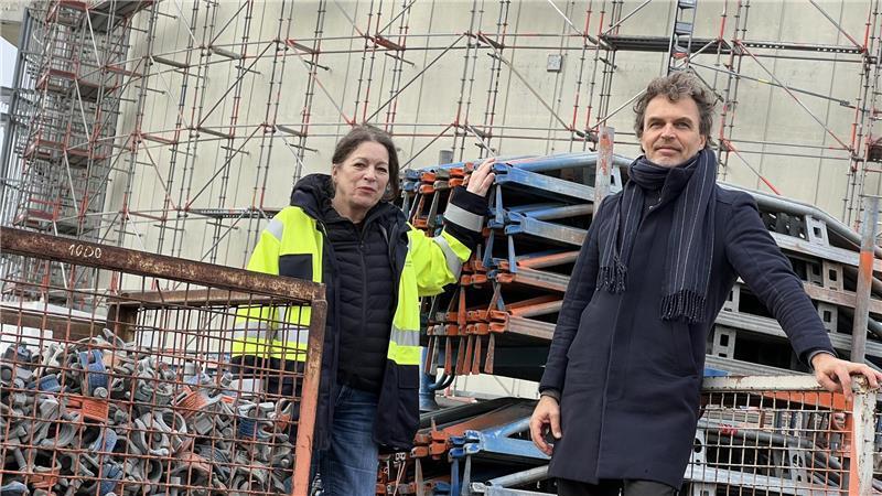 Bespielen auf der Baustelle das Kernkraftwerk mit Kunst: Medienkünstlerin Gudrun Barenbrock und Bassist Sebastian Gramss.