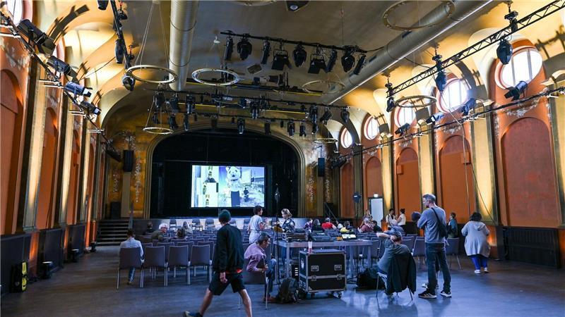 Neuer Intendant macht Berliner Volksbühne zum Schwimmbad Bespielt werden soll auch wieder der Prater.