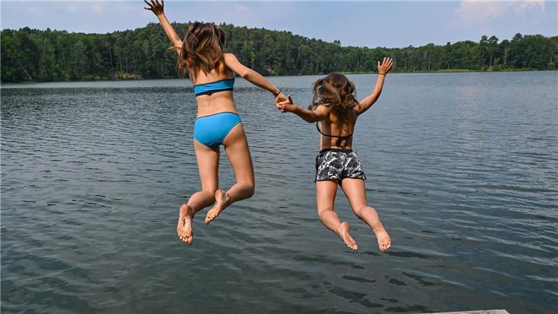 Besser nur an bekannten Badestellen ins Wasser springen.