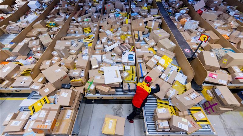 Besser ohne Schnüre oder Schleifchen: An Weihnachten werden wieder massenweise Pakete versendet - und die sollen rechtzeitig ankommen.