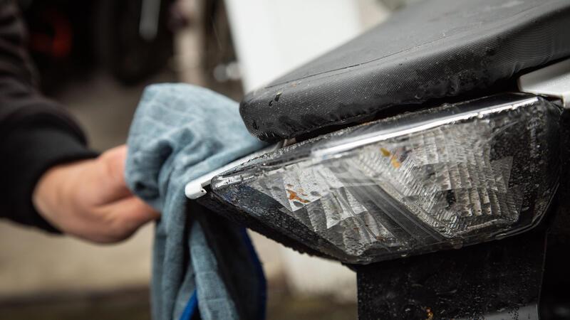 Schwerer Unfall auf A1: Motorradfahrer gegen Schutzplanke geschleudert Besser sehen und gesehen werden: Moderne Lichttechnik hilft, Motorradfahrer sichtbarer zu machen.