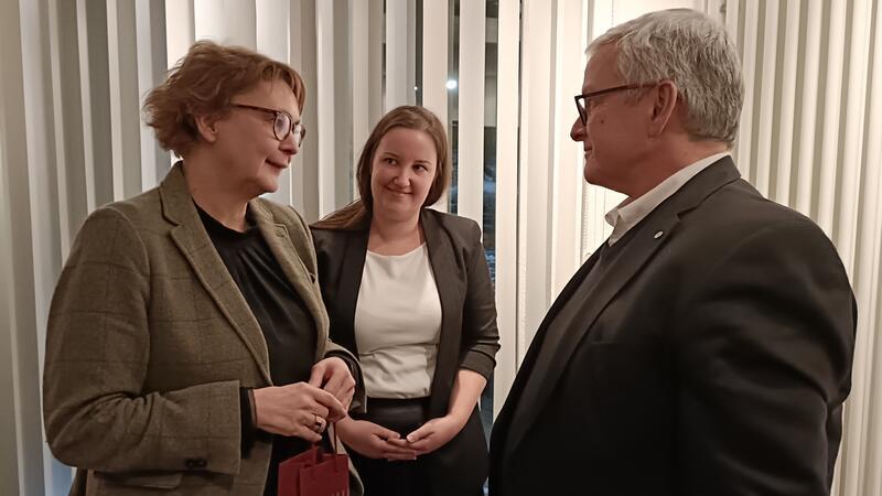 Warum der DRK-Rettungsdienst in Stade unzufrieden ist Bessere Voraussetzungen für Rettungsdienst und Katastrophenschutz wollen Niedersachsens Innenministerin Daniela Behrens und die Landtagsabgeordnete Corinna Lange (beide SPD), hier mit DRK-Präsident Michael Roesberg, schaffen.