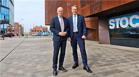 Best Buddies im Norden: Hamburgs Bürgermeister Tschentscher (l) und Schleswig-Holsteins Ministerpräsident Günther beim Besuch in Danzig.