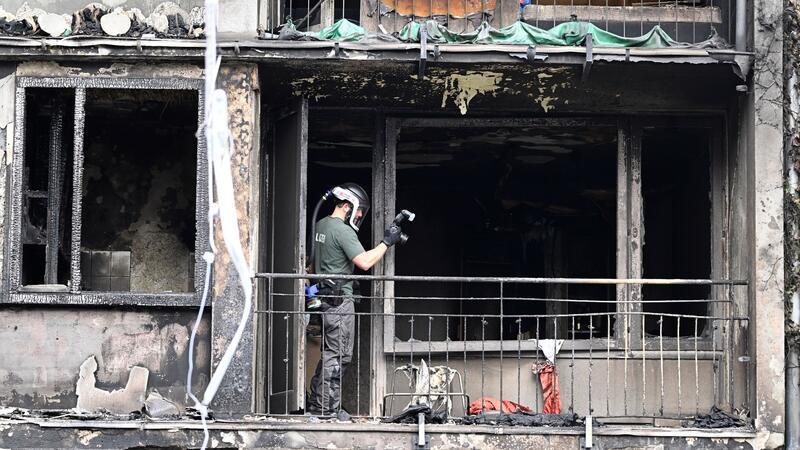 Bild der Verwüstung: Drei Tote nach Brand in Düsseldorf Bestandsaufnahme am Unglücksort.