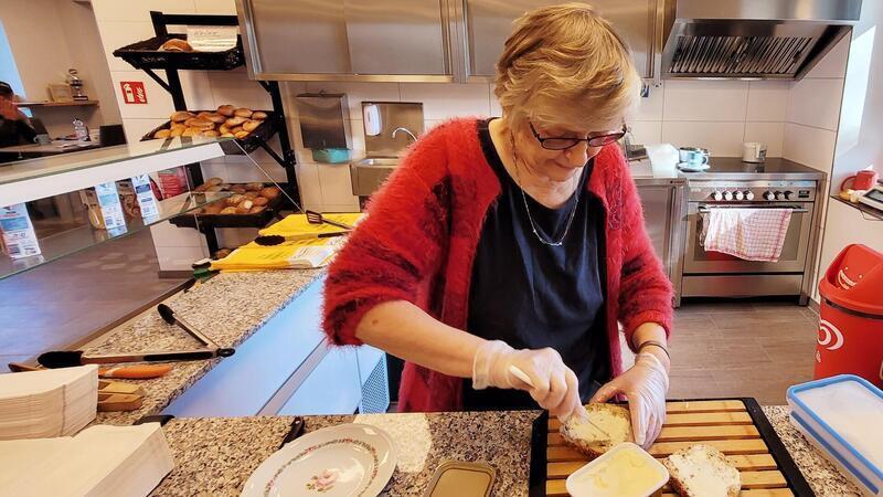Bestandteil des Dorfladens ist eine kleine Profiküche, in der Betreiberin Gabriele Cierlitzki kocht oder – wie hier – Brötchen belegt.