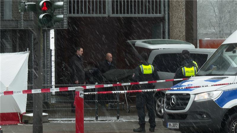 Amoktäter in Hamburg tötet sieben Menschen – 135 Schüsse abgefeuert Bestatter bringen eine abgedeckte Bahre zu ihrem Fahrzeug am Gebäude der Zeugen Jehovas in Hamburg. Foto: Steven Hutchings/Tnn/dpa