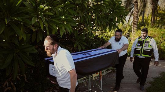 Bestatter tragen den Sarg von Sonthaya Oakkharasri, einem thailändischen Staatsbürger, der als Geisel in den Gazastreifen verschleppt und von der Hamas getötet wurde