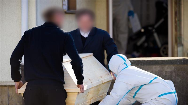 Bestatter verließen mit einem Sarg das Haus.