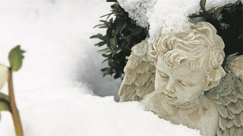 Bestattungen bei gefrorenem Boden stellen eine besondere Herausforderung dar.