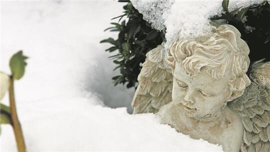 Bestattungen bei gefrorenem Boden stellen eine besondere Herausforderung dar.