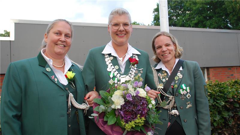 Beste Dame Christina Steffens mit ihren Adjutantinnen Friederike Falk (rechts) und Meike Puschmann (links).