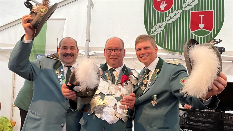 Beste Stimmung in Jork-Borstel: König Michael Monat (Mitte) jubelte bei der Proklamation 2025 mit seinen Adjutanten Gerd Herrmann (links) und Volker Garrn.
