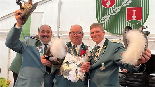Beste Stimmung in Jork-Borstel: König Michael Monat (Mitte) jubelte bei der Proklamation 2025 mit seinen Adjutanten Gerd Herrmann (links) und Volker Garrn.