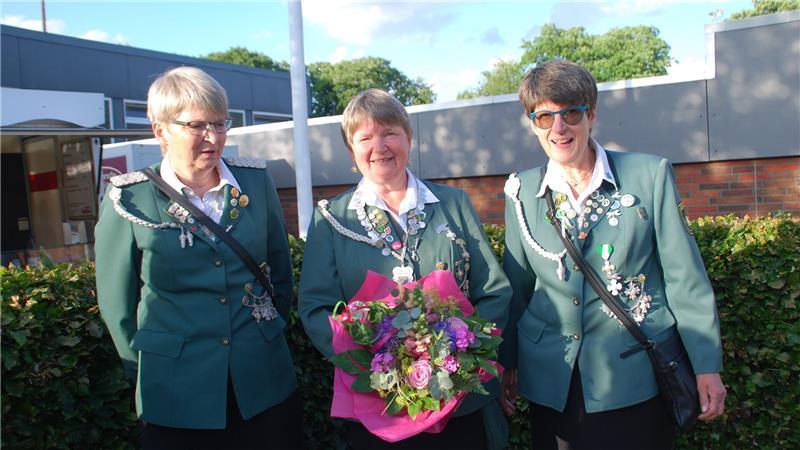 Beste Vogelschützin Anette Benecke (Mitte) mit ihren Adjutantinnen Silke Duden und Christa Klensang.