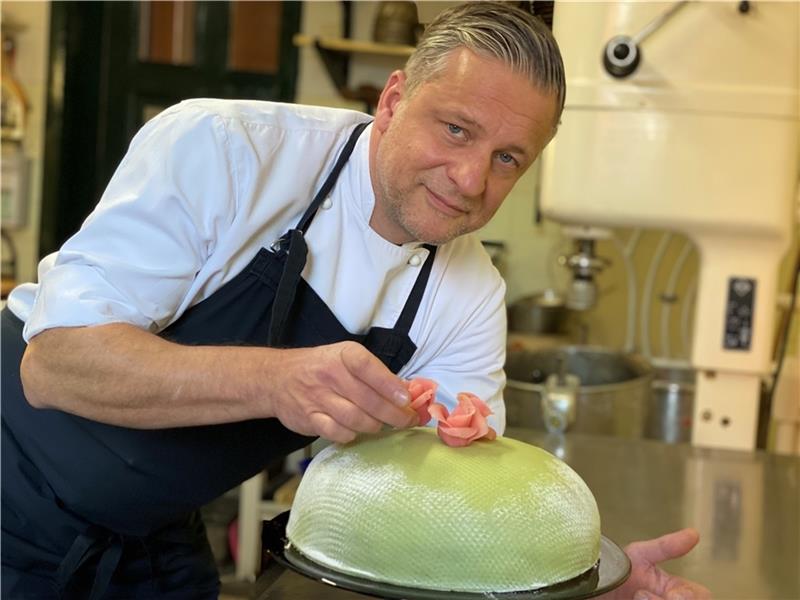 Beste Zutaten und Liebe zum Detail: Das macht Thorsten Hübbes handgemachtes Konditorwerk wie diese schwedische Princess-Torte für viele seiner Kunden so unwiderstehlich. Foto: Weselmann