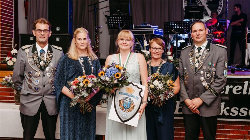 Hier jubelt der „König aller Könige“ im Landkreis Stade Beste der besten Damen ( v. l.): Frank Beinl (Präsidiumsmitglied NEBS und Vizepräsident des Stader Schützenvereins), Jessica Kruse (Schützenverein Jork-Borstel), neue „Beste der besten Damen“ Alina Prigge (Schützenverein Sauensiek), Gabi Meier (Schützenverein Ahlerstedt) und Dennis Arnold (Vizepräsident NEBS).
