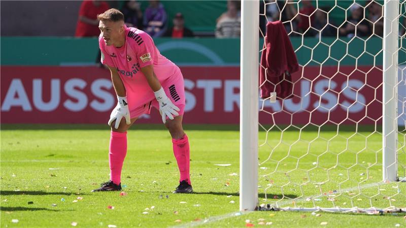 HSV entgeht nur knapp historischer Pleite - Pauli siegt im Elfmeterschießen Bester Mann des Spiels: Norderstedts Torwart Lars Huxsohl.