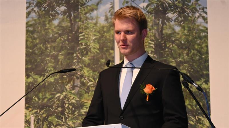 Bester Meister: Lukas Stechmann bei der Meisterrede in der Altländer Festhalle.