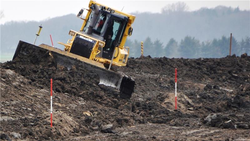 Bestickhöhen fehlen noch: Wann die Bagger an der der Elbe mit der Erhöhung der Deiche in Kehdingen und im Alten Land beginnen, das steht in den Sternen.