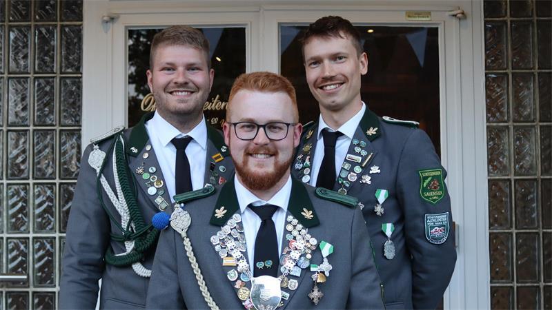 Sauensiek: Metallbauender Senkrechtstarter wurde an die Kette gelegt Bestmann Steffen Hauschild mit Adjutanten Malte Becker und Tom Jüngling.