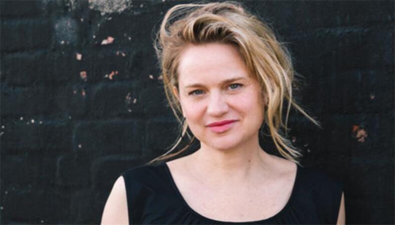 Bestsellerautorin Eva Lohmann liest aus ihrem neuen Roman „Das leise Platzen unserer Träume“.
