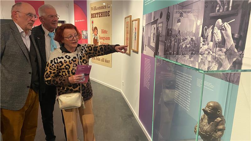 Besuch aus München: Die Nachfahren von Mecki-Erfinder Hermann Diehl schauen, wie die bekannte Igel-Figur und der dazugehörige Trickfilm im Buxtehude Museum Eingang gefunden haben.
