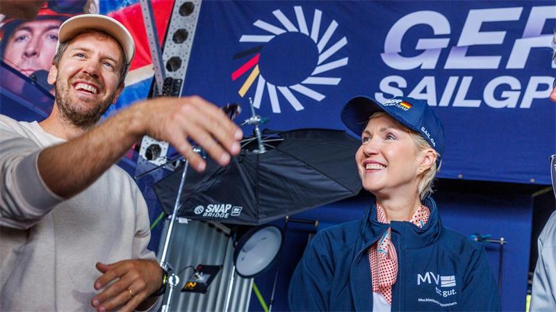 Speedrekord vor Sassnitz und siegreiche „Fliegende Kängurus“ Besuch beim deutschen Team: Der viermalige Formel-1-Weltmeister und Miteigentümer Sebastian Vettel begrüßt Ministerpräsidentin Manuela Schwesig.