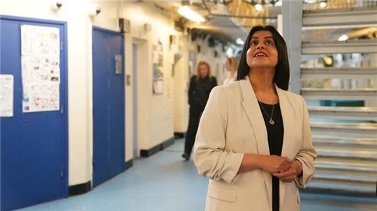 Besuch im Gefängnis: Justizministerin Shabana Mahmood.