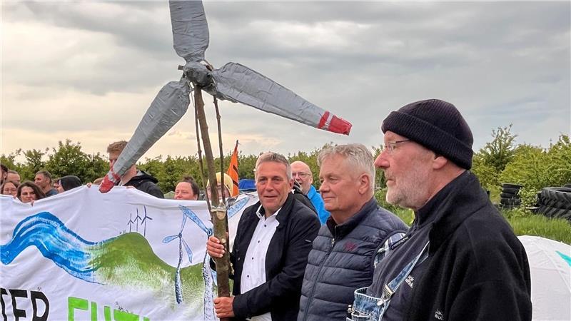 Windkraft an der A26: Warum der Grenzstreit im Alten Land weiter schwelt Besuch im Klimacamp: Bürgermeister Timo Gerke (3. von rechts) hofft auf Windkraft an der A26.