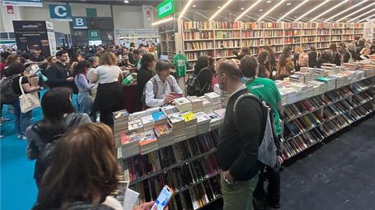 Besucher an einem Stand auf der Buchmesse in Turin. Schwerpunkt ist in diesem Jahr die deutschsprachige Literatur.