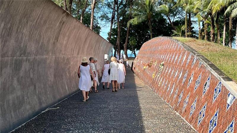 „Das Wasser kommt“: 20 Jahre nach der Tsunami-Katastrophe Besucher aus aller Welt kommen noch heute in die Tsunami-Gedenkstätte in Khao Lak, wo auch an viele deutsche Opfer erinnert wird.